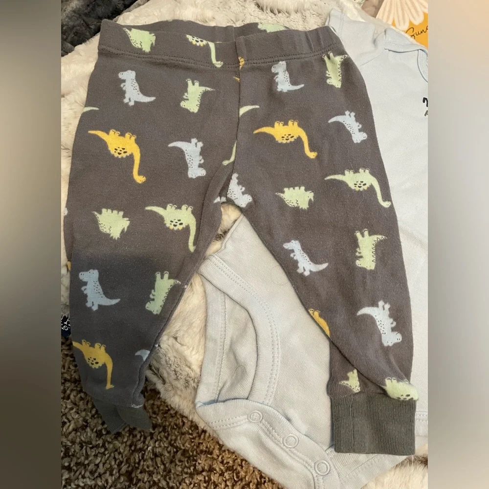 👶 Carter’s 2-Piece Baby Bundle – SZ 9 Months  “Mommy Rocks onesie Dino pants👶💛